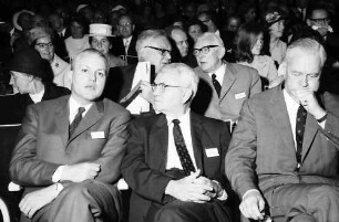 17. Tagung 1967 Chemiker; Eröffnungsfeier: G. Stoltenberg, Harold C. Urey, Lord Alexander Todd of Trumpington, dahinter Werner Forßmann, Adolf Butenandt, Frau Butenandt