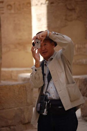 Tourist im Säulensaal des Amun-Tempels von Karnak, Luxor