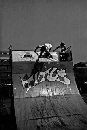 Rathausplatz: Titus-Show-Team aus Münster zeigt Stunts mit Rollschuhen, Skateboards und Bicycle Motocross-Fahrrädern (BMX-Fahrrad) auf einer Veranstaltung des Baugewerbeverbands Schleswig-Holstein für die Ausbildung als Handwerker