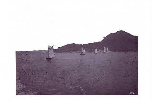 Hongkong (?). Segelboote vor der Küste
