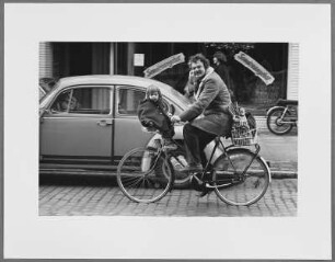 Axel Adamietz mit seinem Kind auf seinem Fahrrad, Bremen