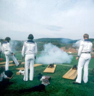 Bernbach. Marineartillerie-Batterie beim Abfeuern der Schiffskanonen
