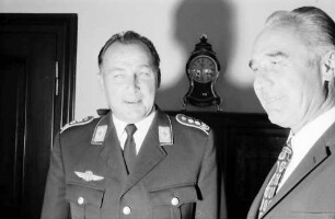 Freiburg: Regierungspräsidium; Verabschiedung von Oberst Sauer (Geschwader Immelmann, Bremgarten) - Regierungspräsident Person