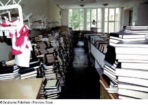 Sächsische Landesbibliothek - Staats- und Universitätsbibliothek Dresden, Zweigbibliothek Medizin. An der Garderobe gestapelte Bücher