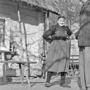 Bäuerin in Spreewälder Alltagstracht in Burg Kauper. : Burowka w Błótowskej wšědnej drasće w Kupaŕskich Bórkowach.