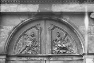Bogenfeld mit zwei Allegorien (Krieg und Triumph?)