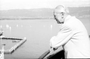 13. Tagung 1963 Medizin: Adolf Butenandt schaut auf den See