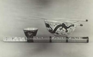Vase mit Drachen und Wolken und Essbesteck