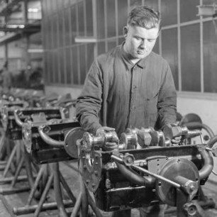 Einbringen einer Kurbelwelle in den Motorblock bei Borgward