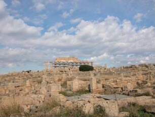 Akropolis von Selinunt. Tempel wird saniert, davor historiches Trümmerfeld