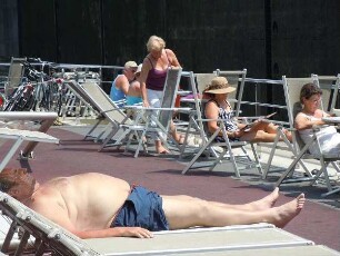 Passagiere eines Kreuzfahrtschiffes : Deutsche Passagiere liegen auf dem Sonnendeck eines Donau-Kreuzfahrtschiffes. Aufgenommen im Juni 2011