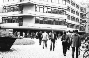 Freiburg im Breisgau: Studenten vor der Universität