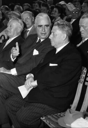 Hausen im Wiesental: Ehrengäste, von links nach rechts: Regierungspräsident Dichtel, Carl Burckhardt, Kultusminister Dr. Storz