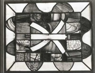 Erfurt. Barfüßerkirche. Chor. Farbige Glasfenster (nach der Restaurierung 1960). Ostfenster, Mittelbahn, Zeile 5: Monogramm Christi (19. Jahrhundert, zum Teil auf Resten von älteren Scheiben zusammengesetzt)