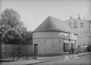 Güstrow, Am Berge. Straßenbild mit Eingang zur Kniesenack-Brauerei