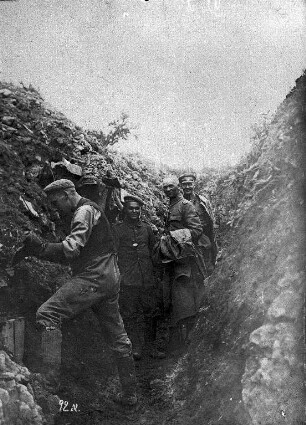 Erster Weltkrieg : Deutsche Soldaten im Schützengraben