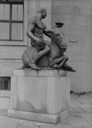 Bacchus, auf einem trunkenen Esel reitend : Wrba, Georg. Bacchus, auf einem trunkenen Esel reitend (auch "Dionysos"). Bronze; überlebensgroß. 1910. Dresden-Altstadt, Dr.-Külz-Ring (am Neuen Rathaus, vor Abgang zum "Ratskeller")