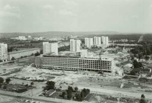 Baustelle Robotron : Dresden. Blick vom Rathausturm nach Osten über die Baustelle des Großforschungszentrum "Robotron" zu den Hochhausneubauten an der Grunaer Straße