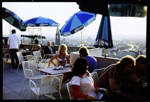 Freiburg: von Dattler Terrasse, Vordergrund Cafégäste