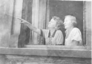 Die Schwestern Etha und Eleonore Richter an einem Fenster