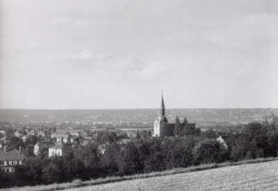 Dresden-Leubnitz. Stadtteilansicht mit Dorfkirche vom Pfaffenberg (von Südwesten) gegen Elbtal und Dresden-Loschwitz