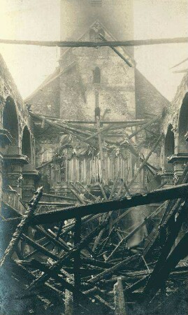 Inneres einer zerstörten Kirche