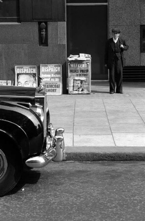 London : London, Zeitungsverkäufer mit Rolls-Royce im Vordergrund