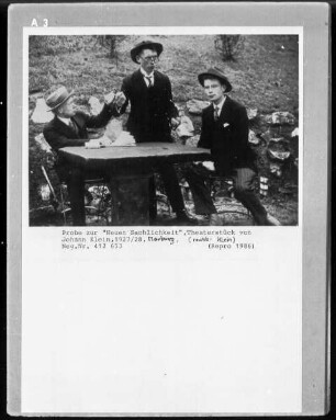 Johannes Klein, 1933-1938 Provatdozent der Neueren Deutschen Literatur in Marburg, bei der Probe zu seinem Theaterstück "Neue Sachllichkeit"