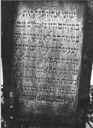 Grabstein 8 (Index: 99608692) Material: Sandstein Zustand: gut Maße HxBxT: 104x51x13 cm Beschreibung: Stele mit flachem Spitzgiebel, vertiefter Textteil in gleicher Form Besonderheit: Doppelkindergrab: Grabstein 8A