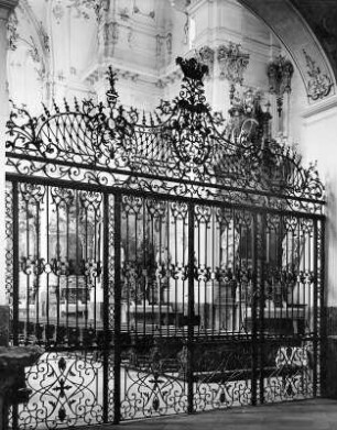 Gitter : Gitter. Schmiedeeisen (1739; M. Kriner). Dießen am Ammersee, Ehemalige Augustinerchorherren-Stiftskirche (Katholische Pfarrkirche Marä Himmelfahrt), zwischen Vorraum und Langhaus