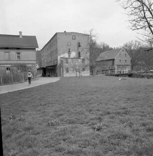 Wolkenburg (Kreis Glauchau), Mühlenstraße 9. Gesamtansicht des Mühlenensembles, links Getreidemühle, rechts Sägemühle