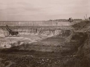 Kalkbruch bei Geithain : Kalkgrube mit Eimerkettenbagger zur Abraumföderung und Löffelbagger zur Kalkförderung