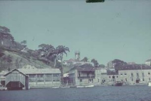 Reisefotos Bahamas. Nassau. Stadtteilansicht mit Kirche. Blick von einem vor der Küste ankernden Passagierschiff