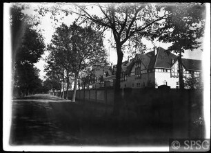 Potsdam, Villa Ingenheim, Marstall, Gesamtansicht von der Straße nach Fertigstellung des Baus.