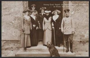 Postkarte "Herzog Ernst August von Braunschweig mit Gemahlin im Kreise ihrer Verwandten"