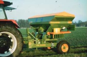 Fotografie: Trägerfahrzeug, Düngerstreuer, Zweischeibenstreuer, Fahrwerk