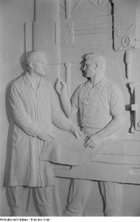 Relief mit Werktätigen