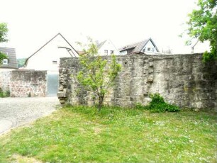 Stadtbefestigung-Ansicht im Südosten - Bereich obere Spitalgasse-Stadtmauer von Stadtseite (Wehrgang im 19 Jh abgetragen) sowie Mauerspuren (ehemaliger Wehrturm)