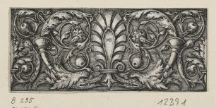 Querfüllung mit Palmette und Delphinköpfen