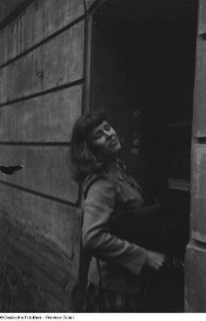 Renate Rössing an einer Tür
