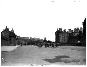 Edinburgh, Schottland. Militärparade schottischer Gardisten vor dem Holyrood Palace
