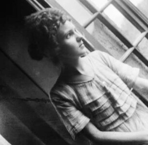 Portrait einer jungen Frau : Portrait einer jungen Frau an einem Fenster stehend