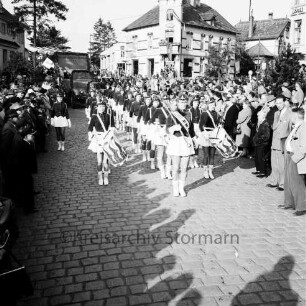 Karpfenfest: Umzug: Bahnhofstraße / Ecke Bischofsteicher Weg: Mädchen-Garde aus Sonderborg / Dänemark trommelt: an den Straßenrändern Zuschauer: hinten geschmückter Fest-Lkw, 13. Oktober 1957