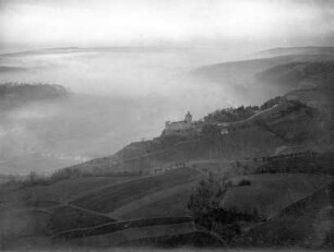 Rudelsburg. Das Saaletal im dicken Nebel, nach oben bedeckt