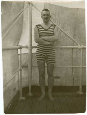 Mann in Badekleidung an Bord der "Cap Finisterre"