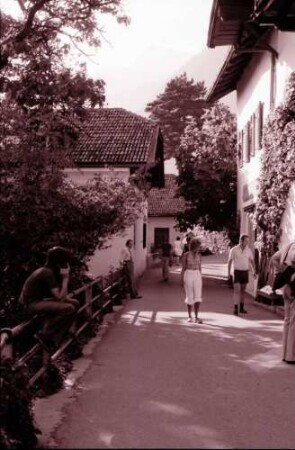 Meran Dorf Tirol: Gasse zwischen Bauernhäusern