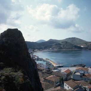 Limnos (antiker Name: Lemnos). Mýrina. Blick vom Gattelusi-Kastron auf Ort und Fischerhafen