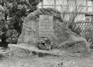 Denkmal für die Toten des 1. und 2. Weltkrieges : Denkmal für die Toten des 1. und 2. Weltkrieges.Sandstein (nach 1918 und nach 1945). Reinhardtsdorf-Schöna-Kleingießhübel, Dorfstraße
