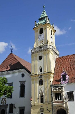 Altes Rathaus : Der Turm des Alten Rathauses steht am Marktplatz. Aufgenommen am 7. September 2009 in Bratislava. Foto Uwe Gerig