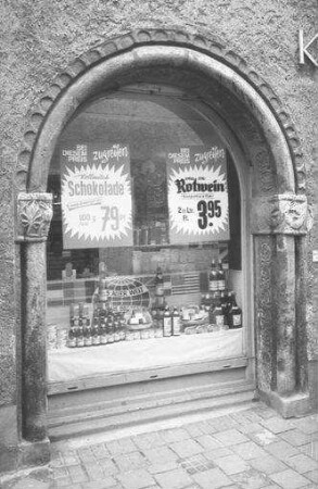 Regensburg: Schaufenster eines Ladens, flankiert von romanischen Säulen